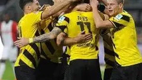 火爆亚冠瞬间！张琳芃强力铲球对林加德，群雄激战10人混战，红黄牌纷飞，裁判紧急劝和！