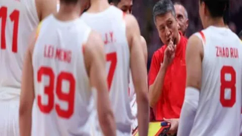 “伊万遭毛剑卿炮轰：90分钟闲置，归化球员上场机会何在？”