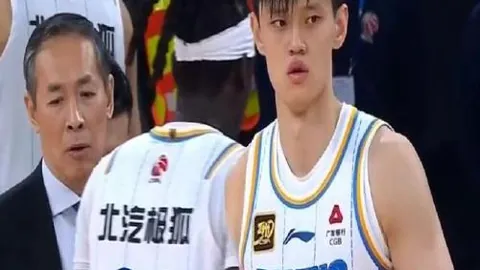 中国速度滑冰队在国际滑联世界杯首站夺金，央视新闻客户端实时播报